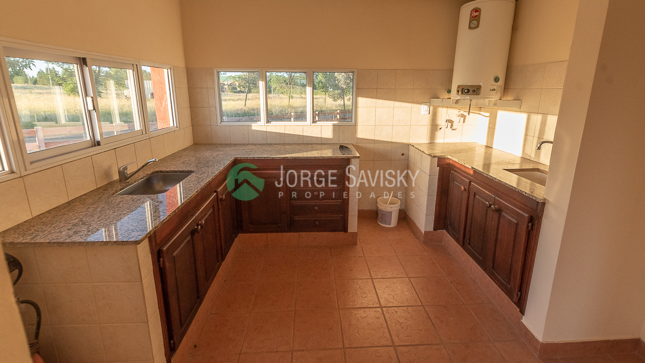 Casa con servicios en Parque Ventania (4)