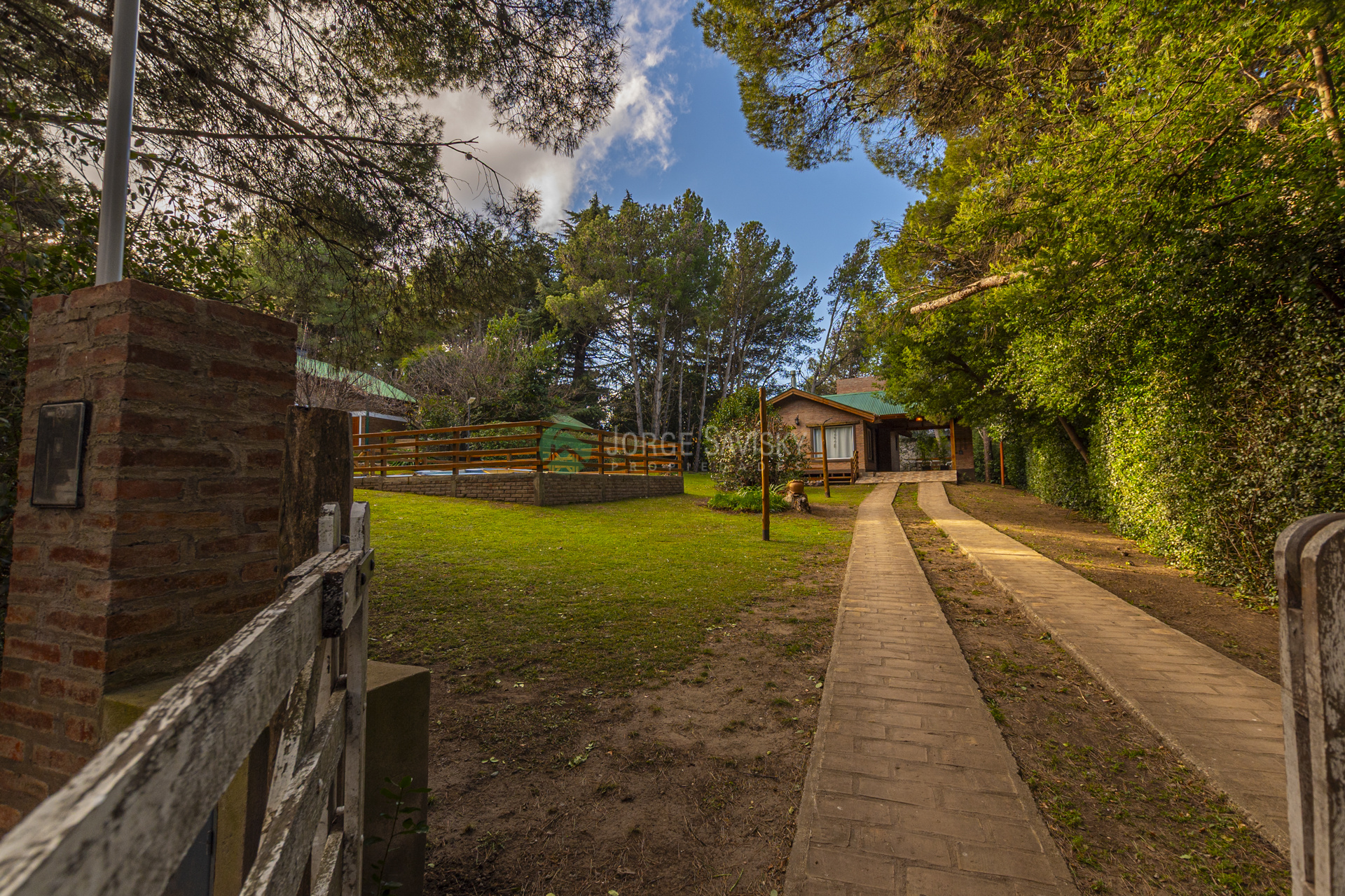 Casa con espacios amplios, gran parque y piscina 001_