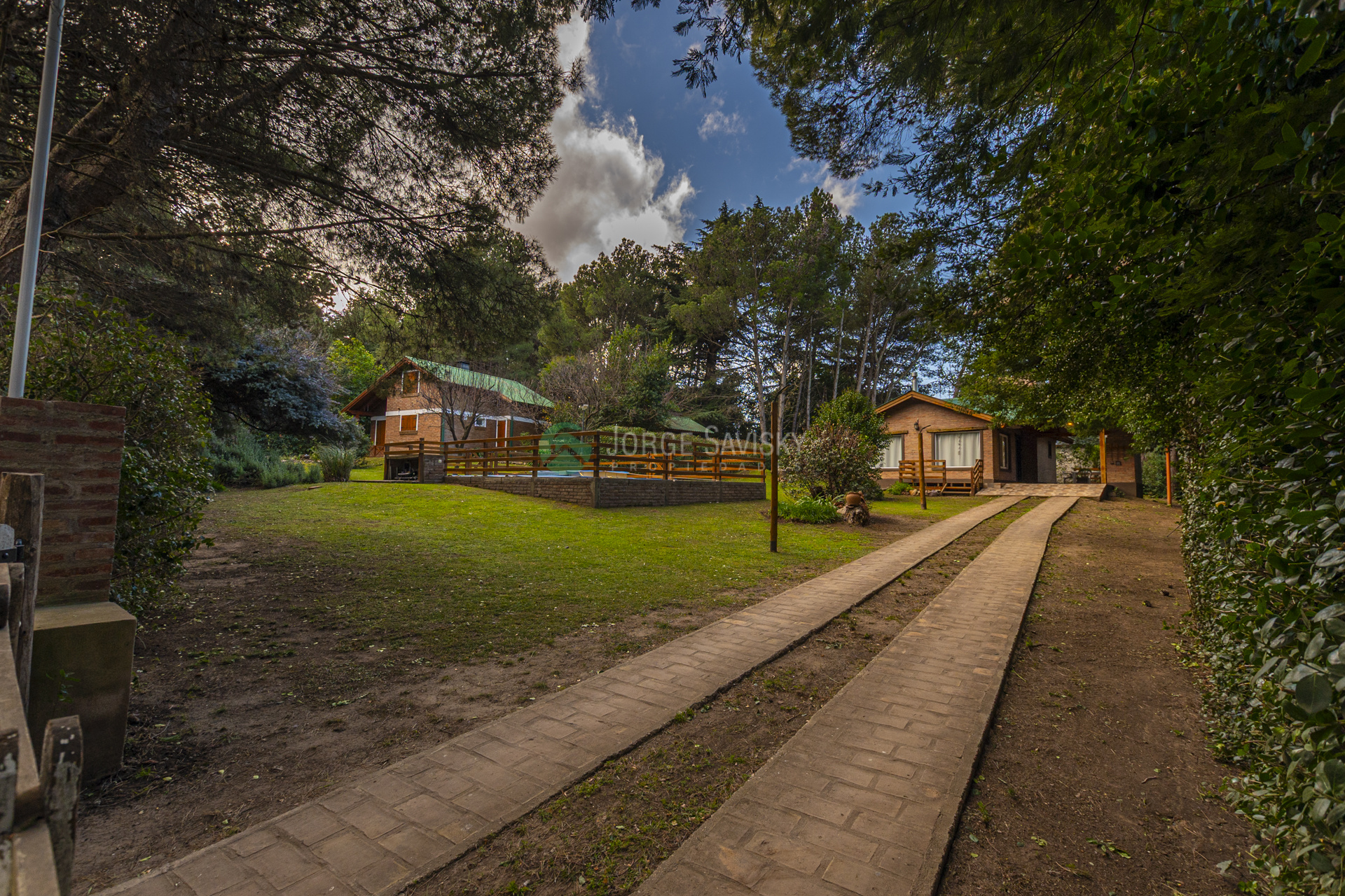 Casa con espacios amplios, gran parque y piscina 002_