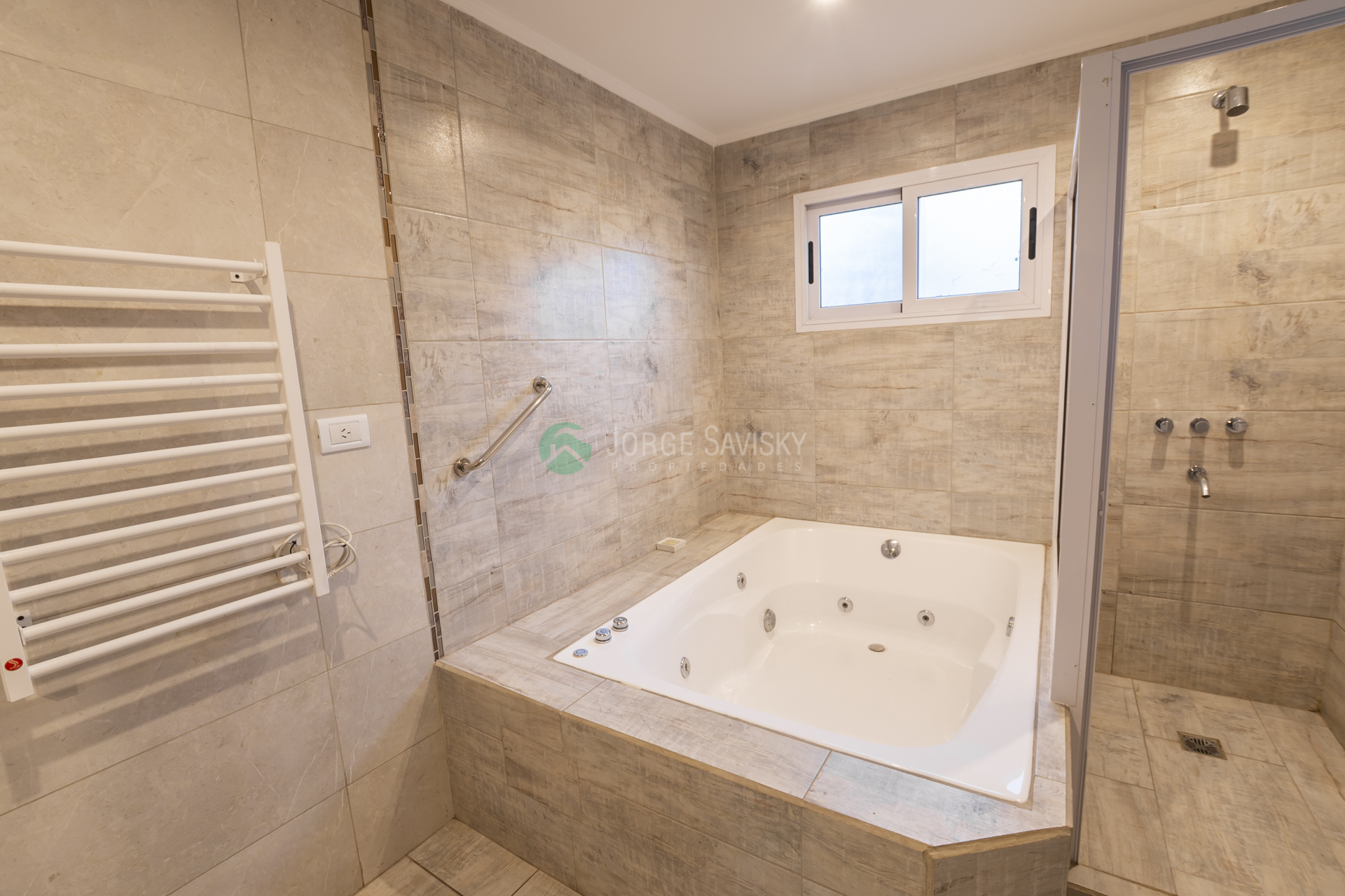 Casa con espacios amplios, gran parque y piscina 021_
