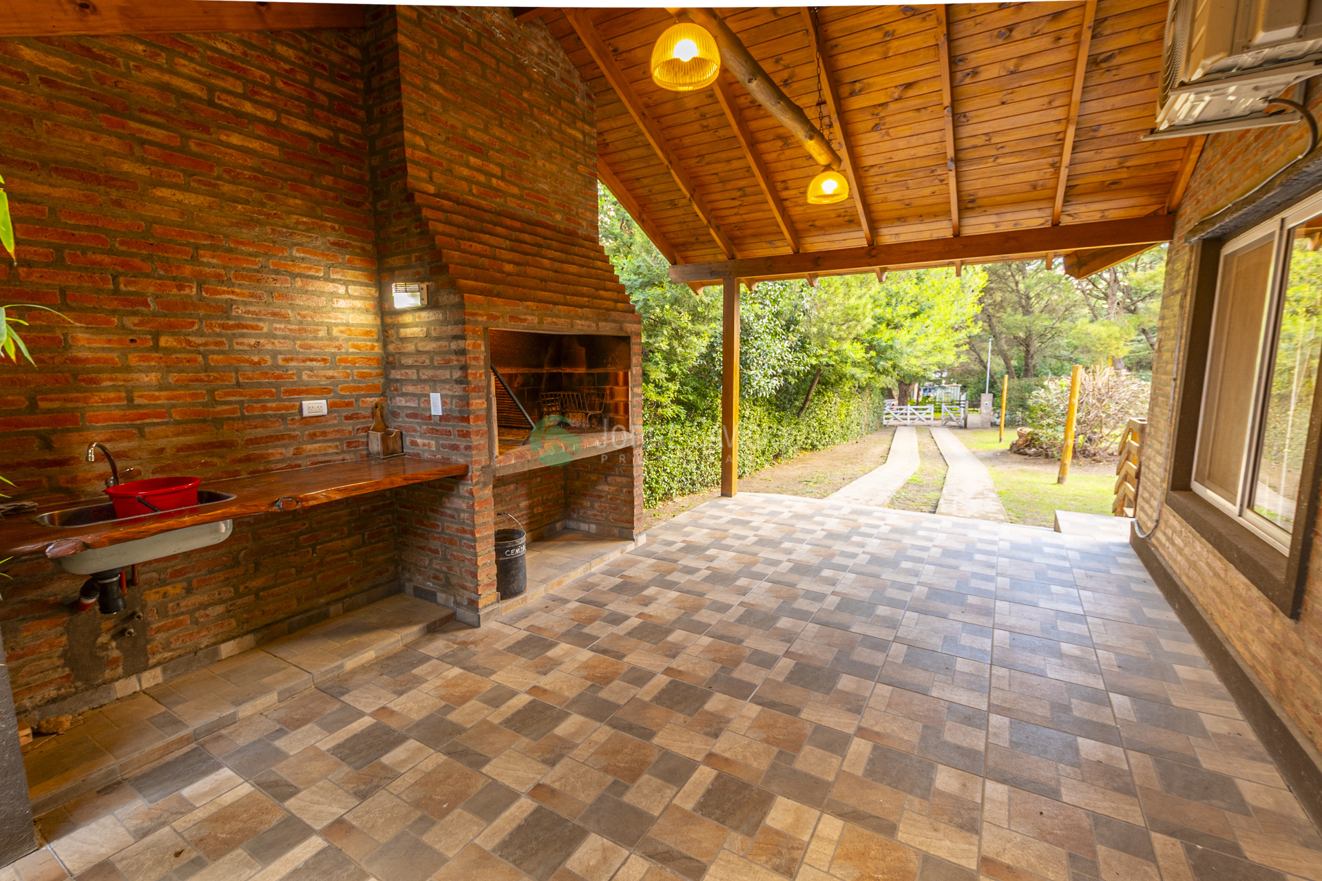 Casa con espacios amplios, gran parque y piscina 023_
